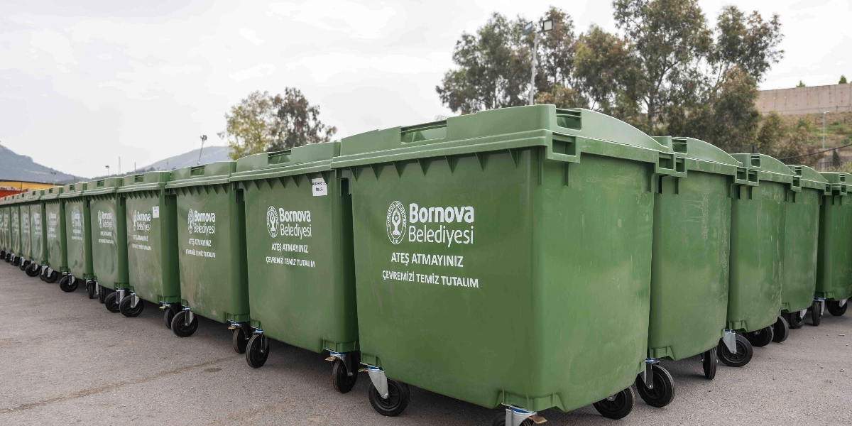 Açık havada yan yana dizilmiş, üzerinde Bornova Belediyesi logosu ile 