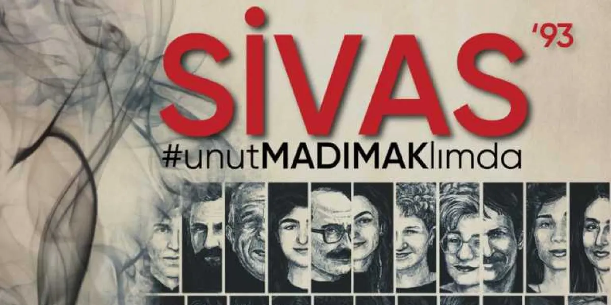 Krem rengi arka plan üzerinde büyük kırmızı harflerle SİVAS '93 yazısı ve altında siyah harflerle #unutMADIMAKlımda etiketi yer alıyor. Yazıların altında, Sivas Katliamı'nda hayatını kaybedenlerin siyah beyaz karakalem portrelerinden oluşan bir kolaj bulunuyor. Sol tarafta ise dumanı andıran gri ve siyah soyut çizgiler yükseliyor.