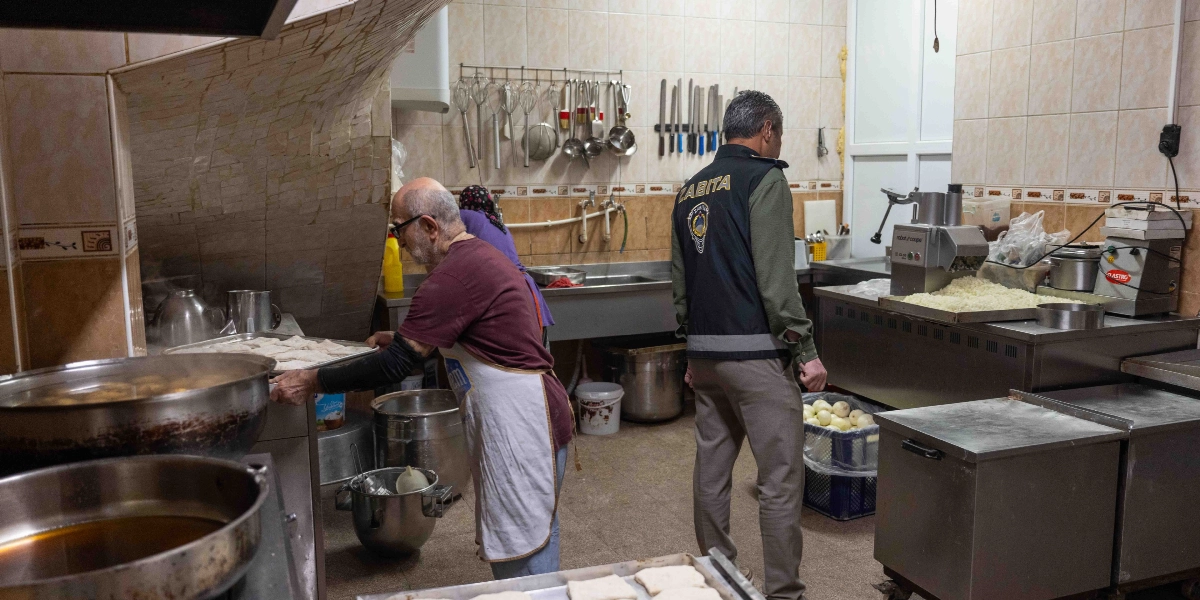 Bir restoran mutfağında, üzerinde