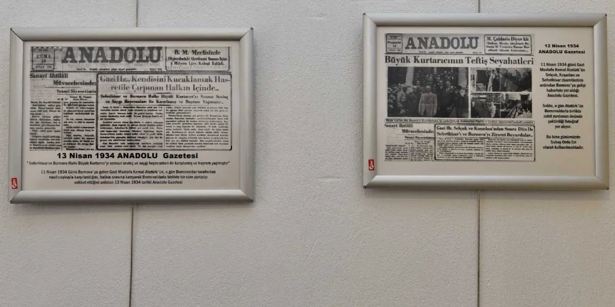 Beyaz bir duvar üzerinde yan yana asılmış, çerçevelenmiş iki adet Anadolu Gazetesi kupürü. Sol taraftaki çerçevede 13 Nisan 1934 tarihli, Atatürk'ün Bornova ziyaretini ve halkın coşkusunu anlatan gazete sayfası ve altında açıklayıcı metin yer alıyor. Sağ taraftaki çerçevede ise 12 Nisan 1934 tarihli, Atatürk'ün Selçuk, Kuşadası ve Bornova ziyaretlerine dair fotoğrafların ve haberlerin bulunduğu gazete sayfası ile bu ziyaretin detaylarını aktaran bilgilendirici bir metin bulunuyor.
