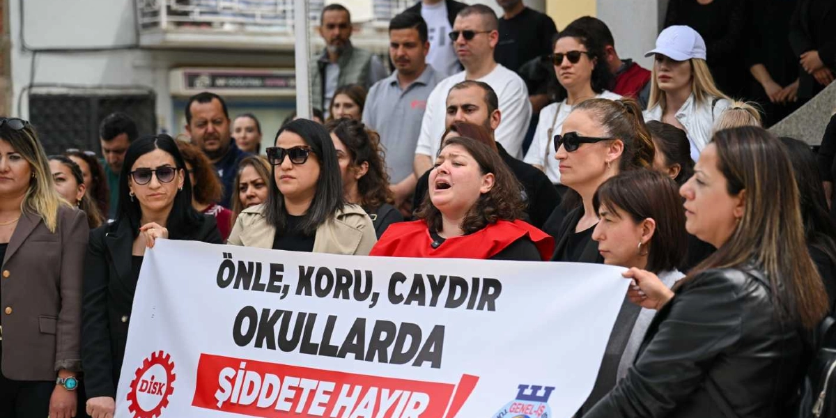 Okullarda şiddete karşı düzenlenen bir eylemde, ellerinde 