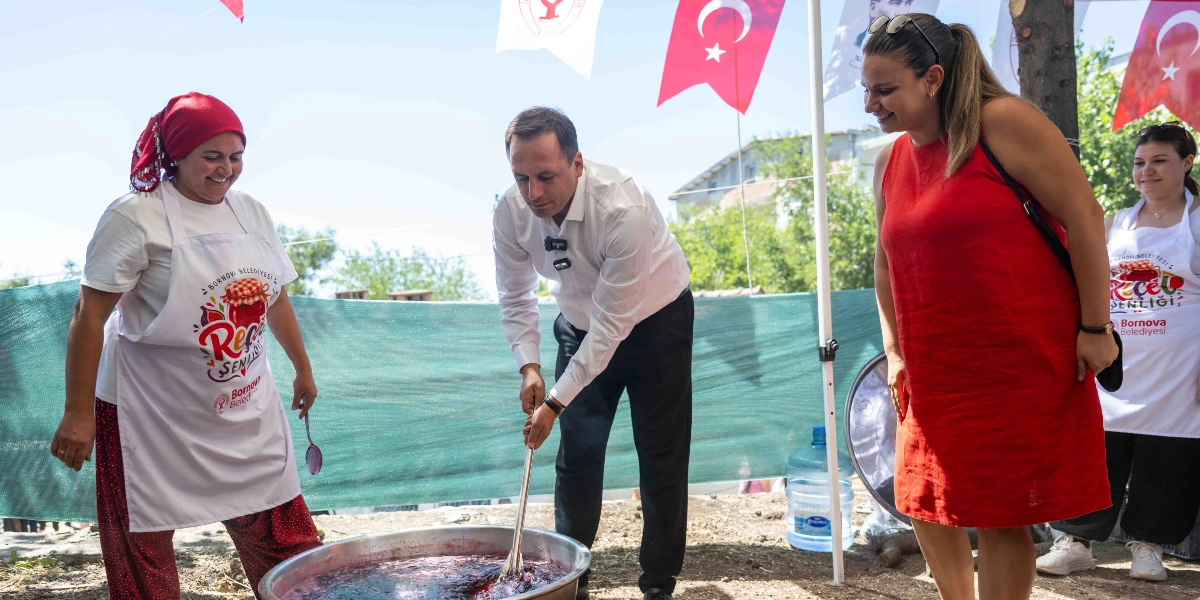 Açık havada düzenlenen Bornova Reçel Şenliği'nde, üzerinde 