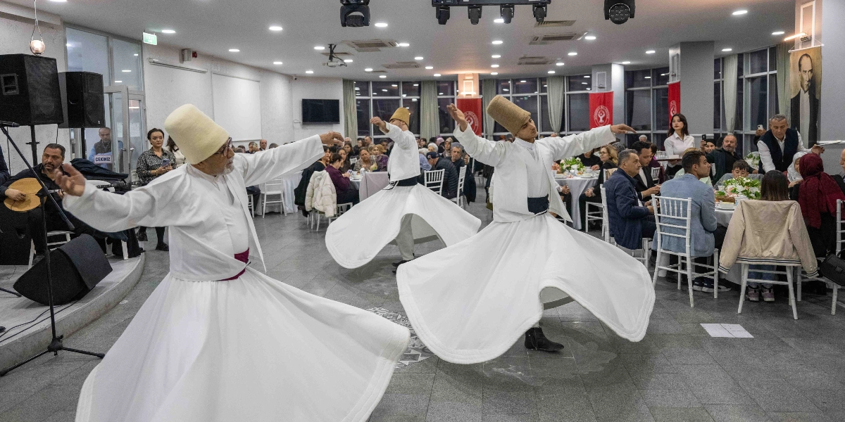 Geniş ve aydınlık bir salonda, beyaz sikkeleri ve uzun beyaz etekli kıyafetleriyle sema gösterisi yapan üç semazen yer alıyor. Semazenler kollarını iki yana açmış şekilde dönerken, arka planda masalarda oturan davetliler ve yan tarafta enstrüman çalan bir müzisyen görülüyor. Salonun duvarında Mustafa Kemal Atatürk'ün bir portresi asılı bulunuyor.