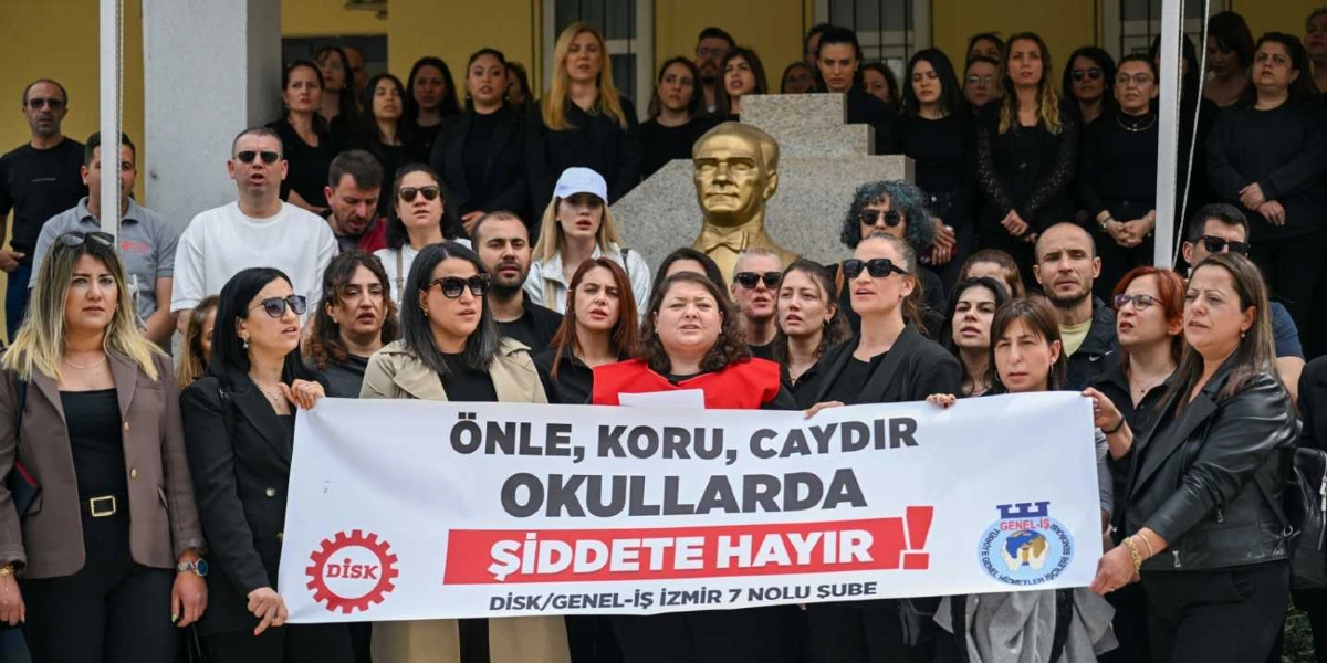 Atatürk büstünün önünde toplanan kalabalık bir grup, ellerinde 