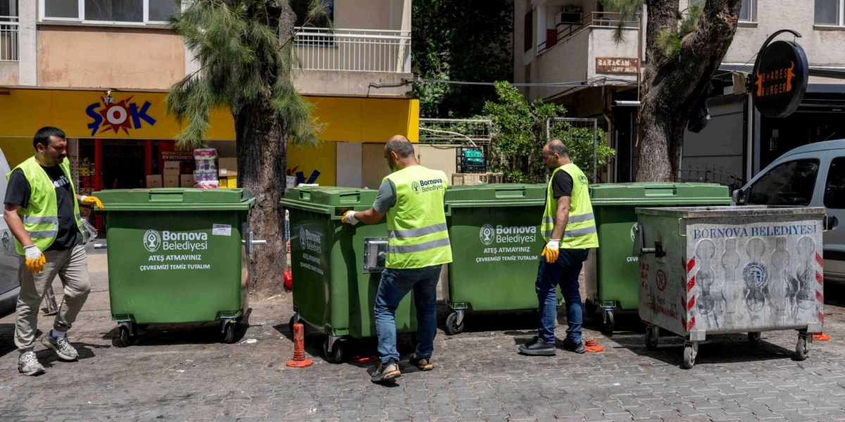 Bornova Belediyesi personeli, üzerinde 