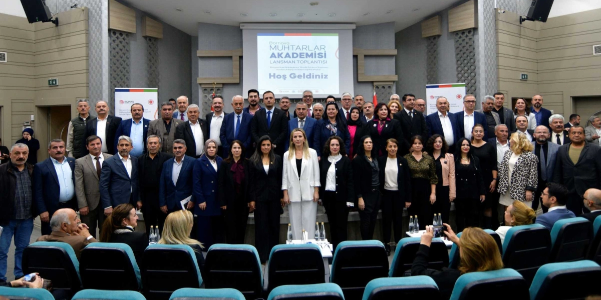 Konferans salonunda, arkadaki projeksiyon perdesinde 