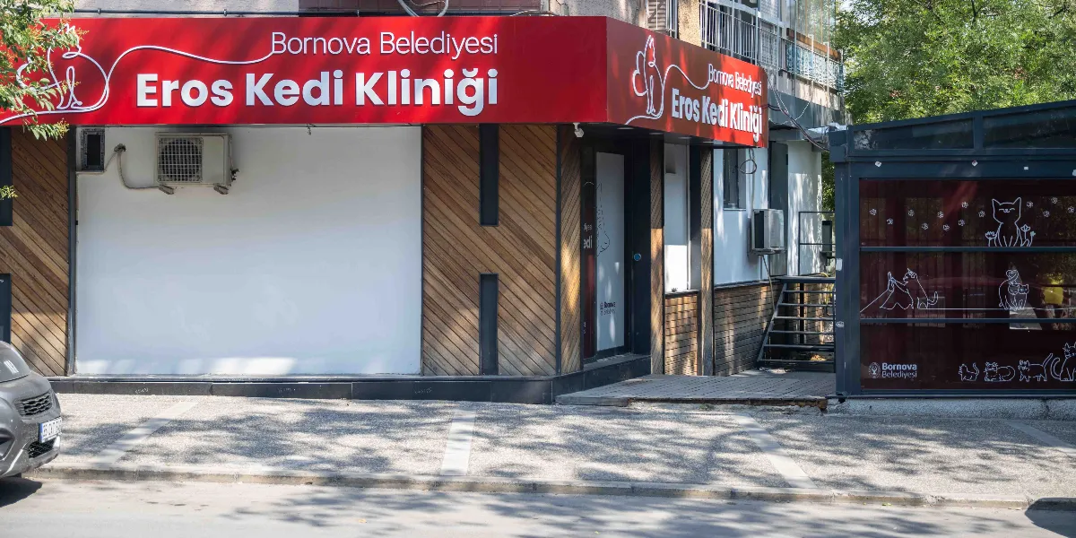 Bornova Belediyesi tarafından açılan Eros Kedi Kliniği'nin dış cephesi. Kırmızı tabelanın üzerinde beyaz harflerle 