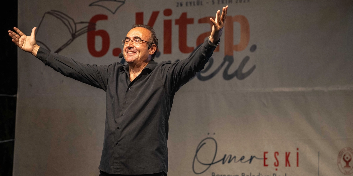 Bornova 6. Kitap Günleri etkinliğinde, üzerinde 