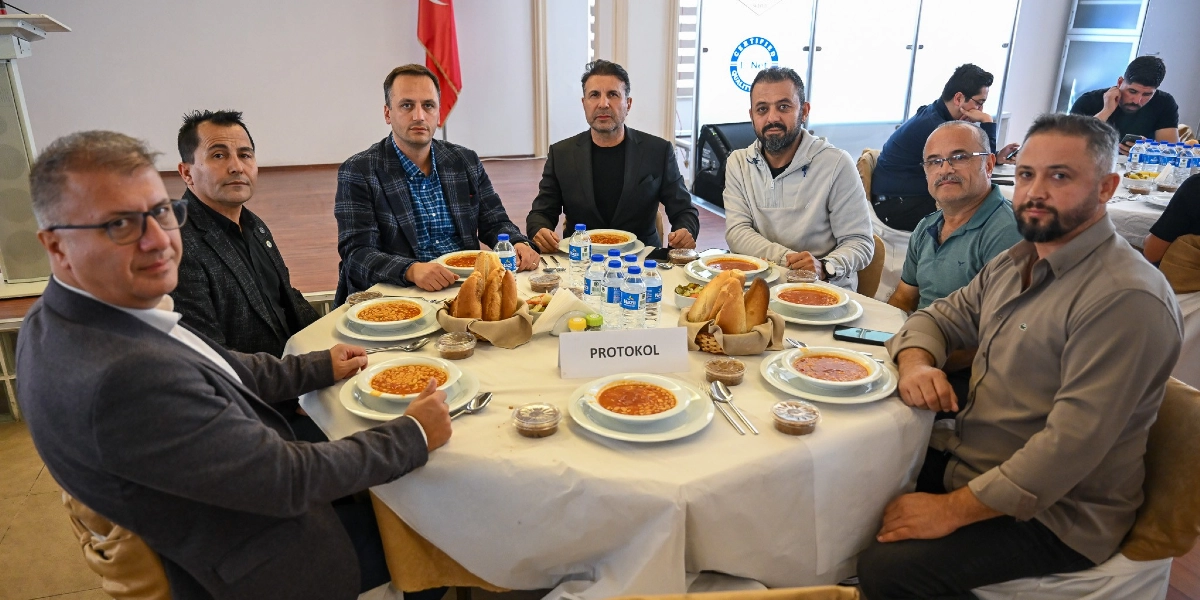 3. Sanayi Sitesi'ndeki bir etkinlikte, üzerinde 