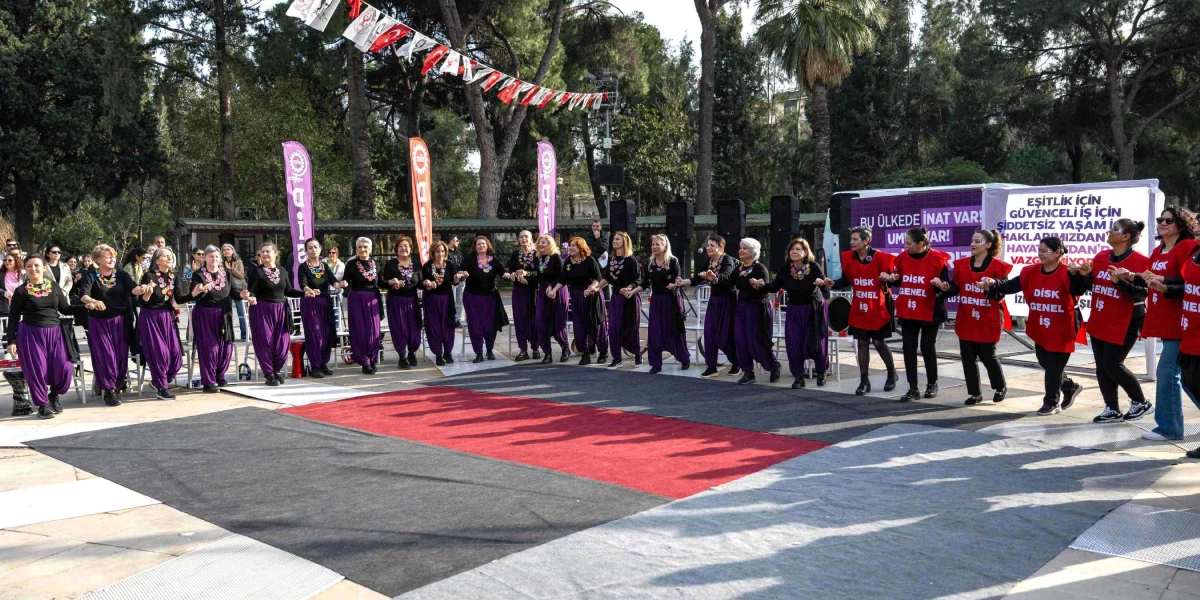 Açık havada, ağaçlık bir alanda yan yana dizilmiş kadınlar el ele tutuşarak halay çekiyor. Kadınların bir kısmı mor şalvar ve siyah üst giyerken, bir kısmı üzerinde 