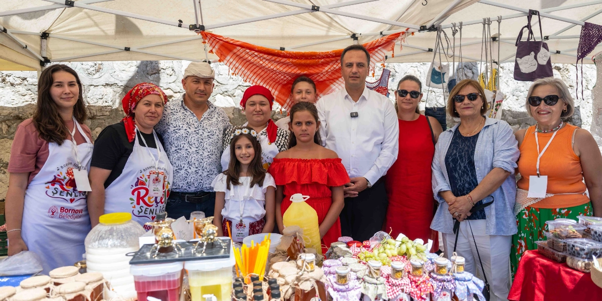 Bornova Reçel Şenliği'nde, üzerinde 