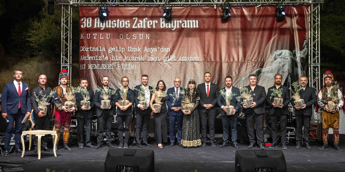 Gece vakti bir sahnede, arkalarında 