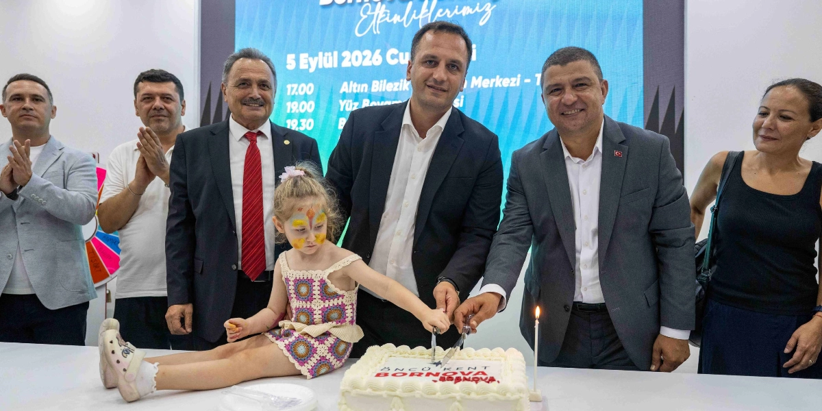Bornova Belediyesi standında, üzerinde 