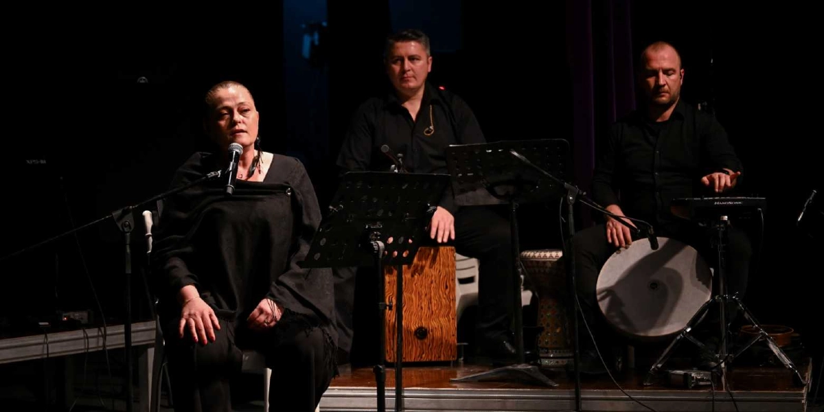 Siyah kıyafetler giymiş üç müzisyen karanlık bir sahnede performans sergiliyor. Sol tarafta oturan kadın şarkıcı mikrofona şarkı söylüyor. Ortada oturan müzisyen ahşap bir kucağı davulu olan cajon çalarken, sağ tarafta oturan diğer müzisyen ise elindeki vurmalı çalgıyı ve elektronik bir müzik aletini yönetiyor. Müzisyenlerin önünde nota sehpaları bulunuyor.