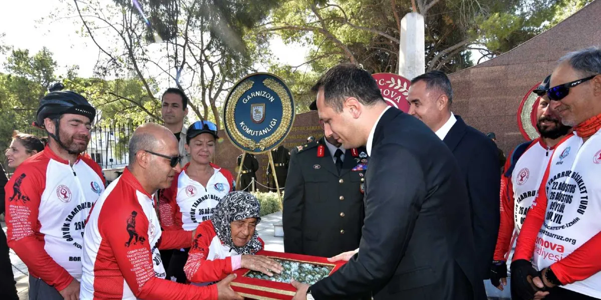 Bornova'da düzenlenen 9 Eylül anma töreninde, üzerinde 