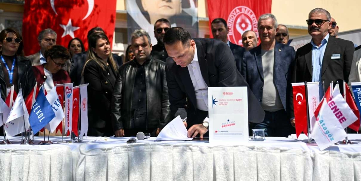 Bornova Belediyesi yetkilisi, üzerinde 