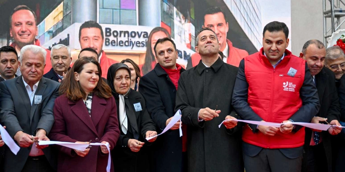 Bornova Belediyesi yetkilileri ve beraberindekiler, üzerinde 