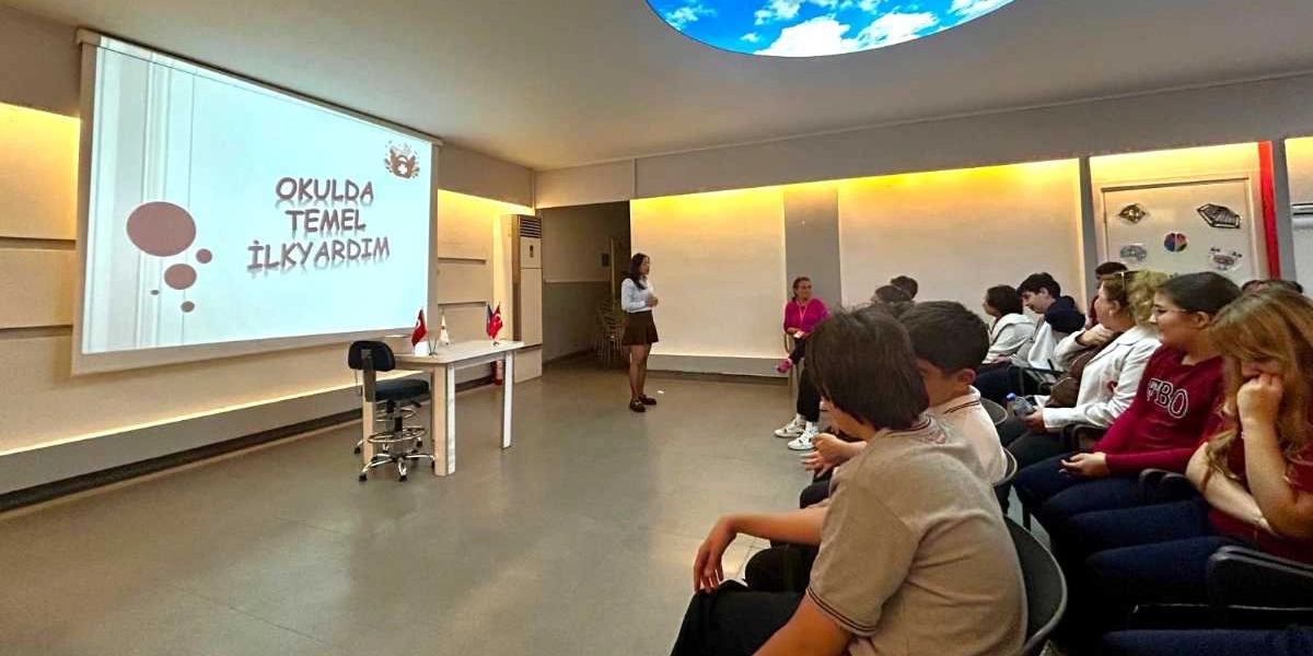 Bir eğitim salonunda, projeksiyon perdesinde 
