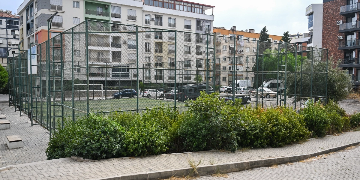 Bornova'da etrafı yüksek tel örgülerle çevrili, zemininde suni çim bulunan bir halı saha ve arka planında çok katlı apartmanların yer aldığı kentsel bir alan. Saha girişinde üzerinde belediye hizmetlerine dair yazıların bulunduğu bir tabela yer alıyor.