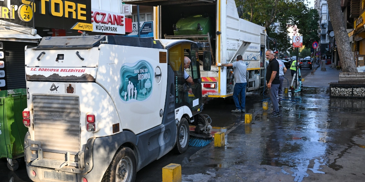 Bornova Belediyesi'ne ait bir yol süpürme aracı, üzerinde 