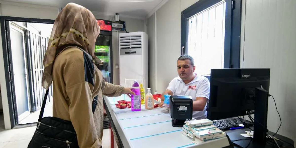 Başörtülü bir kadın, üzerinde 
