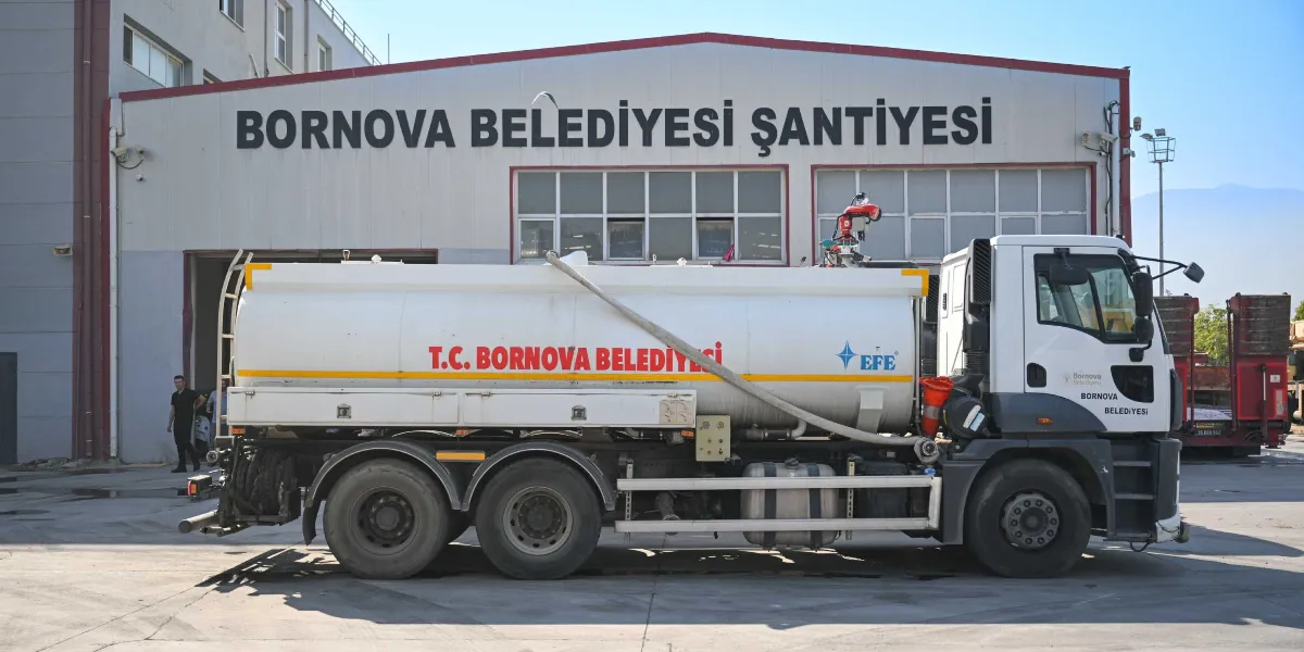 Bornova Belediyesi Şantiyesi binasının önünde park halinde duran, üzerinde T.C. Bornova Belediyesi yazılı beyaz bir su tankeri aracı.