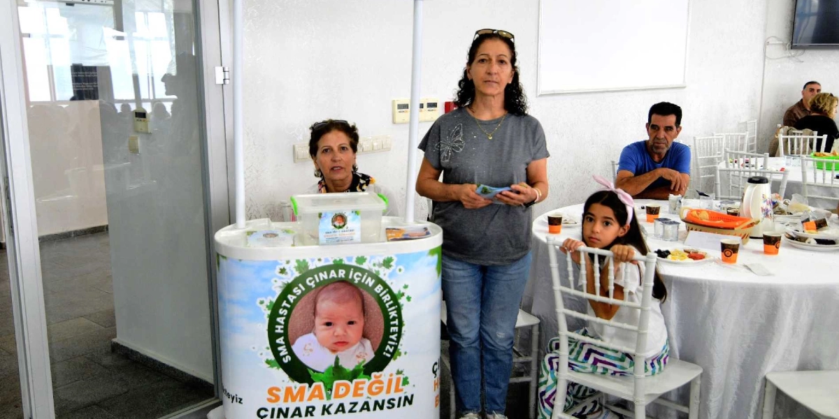İç mekan bir etkinlik alanında, üzerinde 