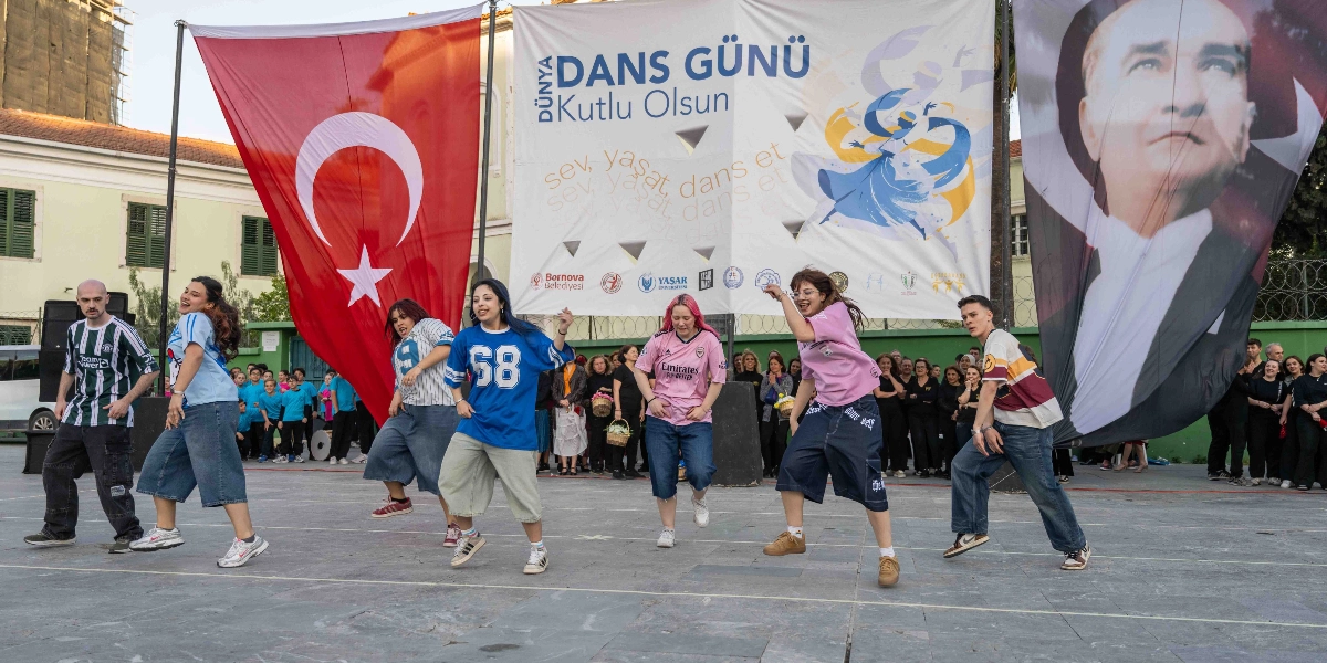Açık havada düzenlenen Dünya Dans Günü kutlamasında, üzerinde 