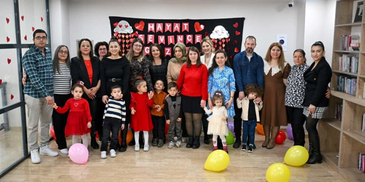 İç mekan bir etkinlik alanında, üzerinde 