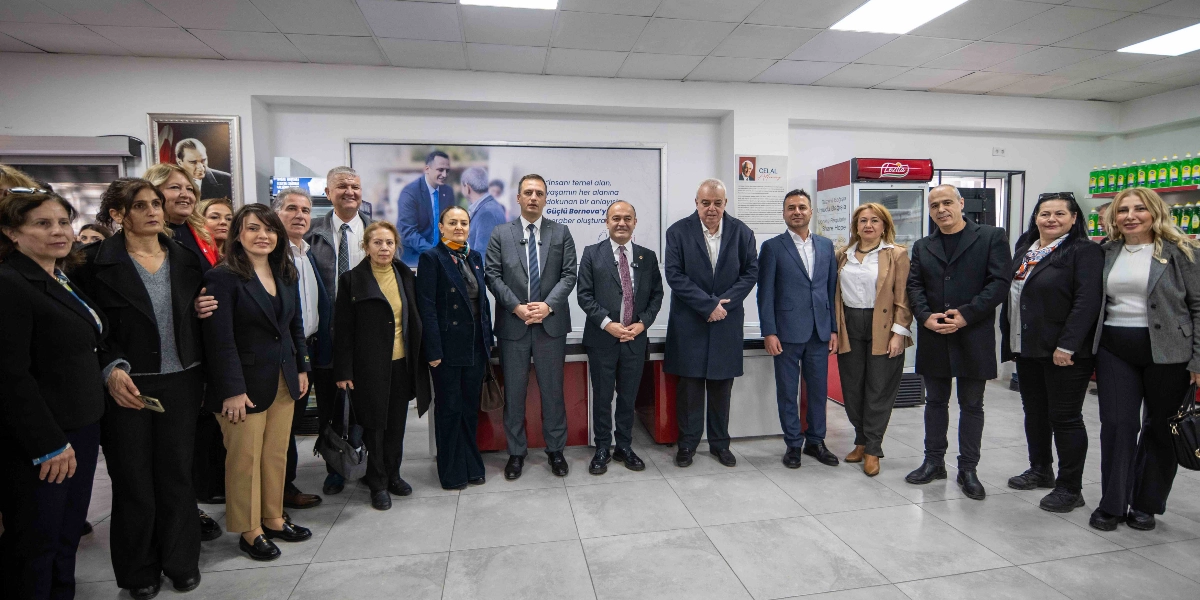 CHP Genel Başkan Yardımcısı Özgür Karabat ve beraberindeki heyet, Bornova'da bir işletmeyi ziyaret ederek çalışanlar ve yöneticilerle bir araya geliyor. İç mekanda, çoğunluğu koyu renkli resmi kıyafetler giymiş kadın ve erkeklerden oluşan kalabalık bir grup, yan yana dizilerek objektiflere poz veriyor. Arka planda üzerinde 