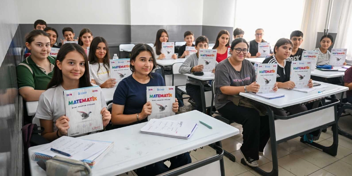 Sınıf ortamında sıralarda oturan ve ellerinde Limit Yayınları'na ait 