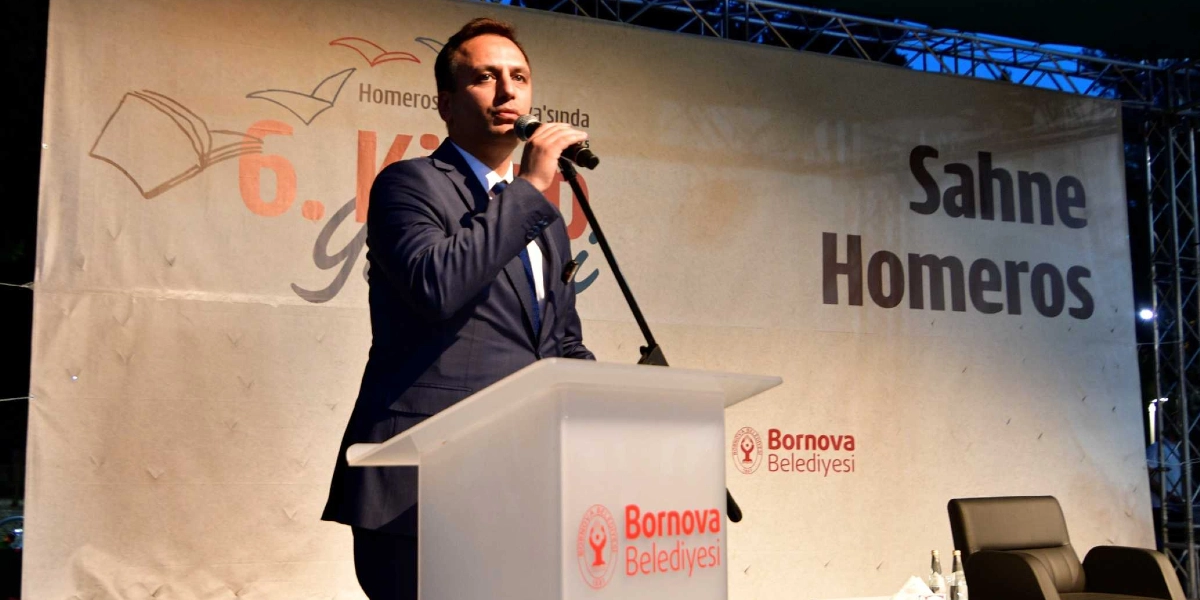 Koyu renk takım elbiseli bir erkek, üzerinde 