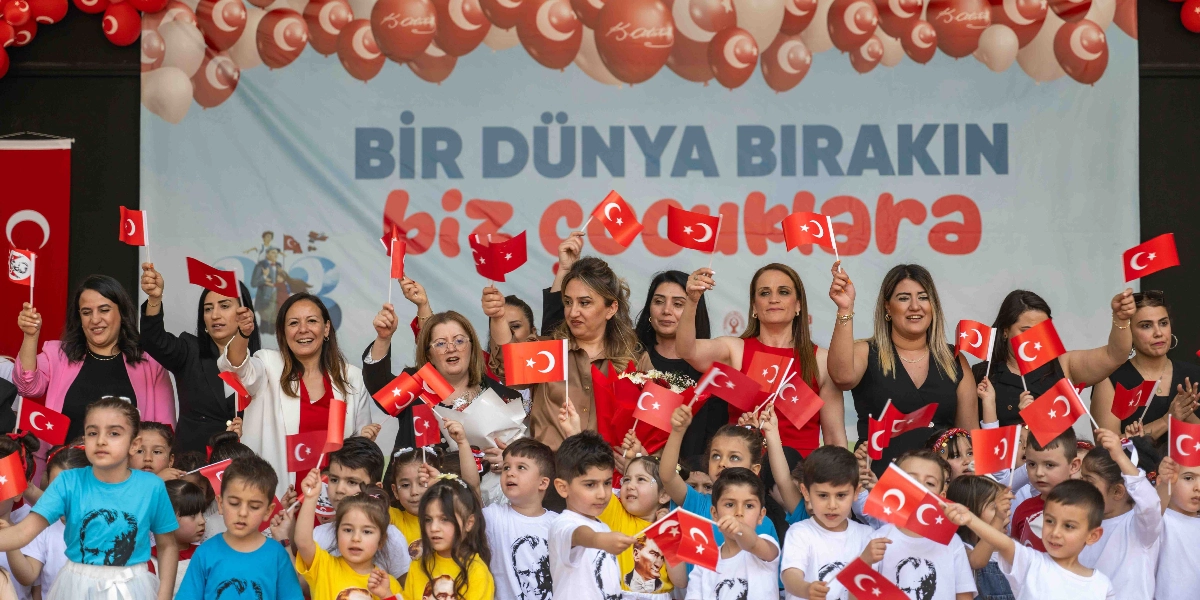 23 Nisan Ulusal Egemenlik ve Çocuk Bayramı kutlamaları kapsamında, arkalarında 