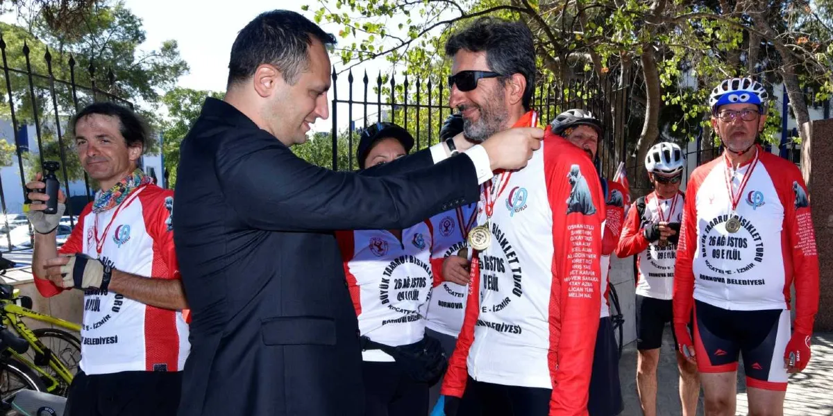 Koyu renk takım elbiseli bir yetkili, 