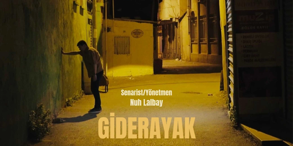 Gece vakti sarı sokak lambasıyla aydınlanan dar bir sokakta, bir erkek duvara yaslanmış şekilde duruyor. Ekranın ortasında beyaz harflerle 