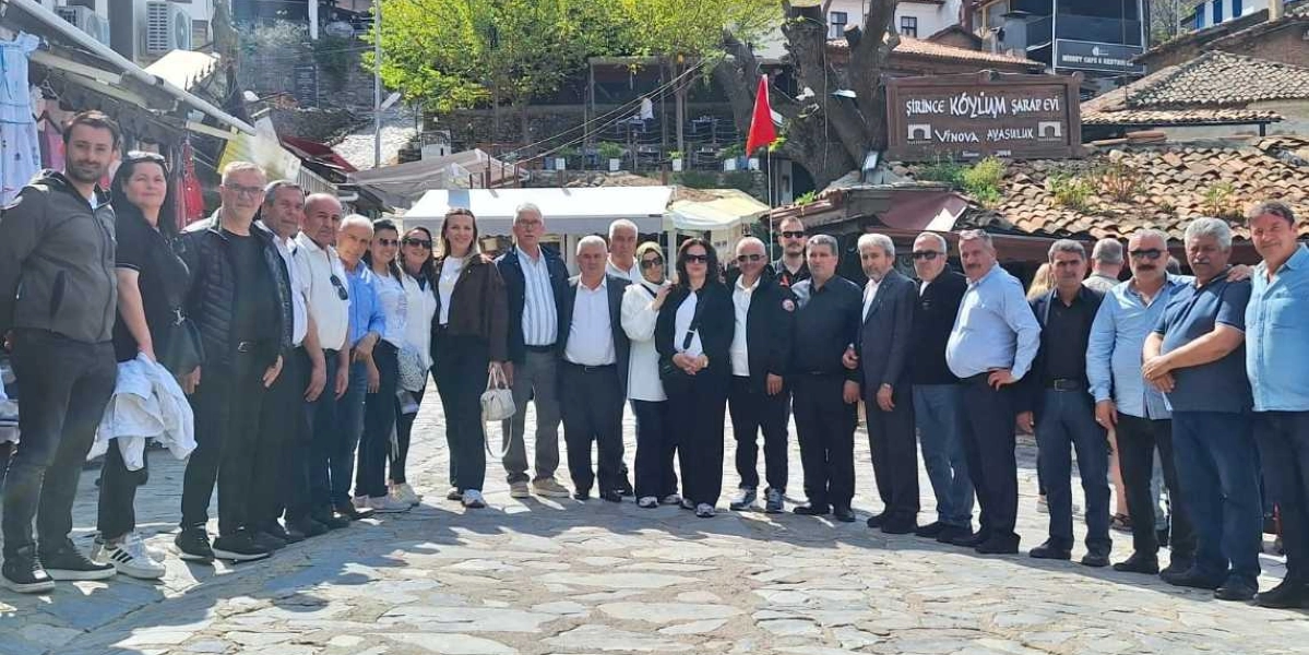 Şirince'nin taş döşeli sokaklarından birinde, üzerinde 