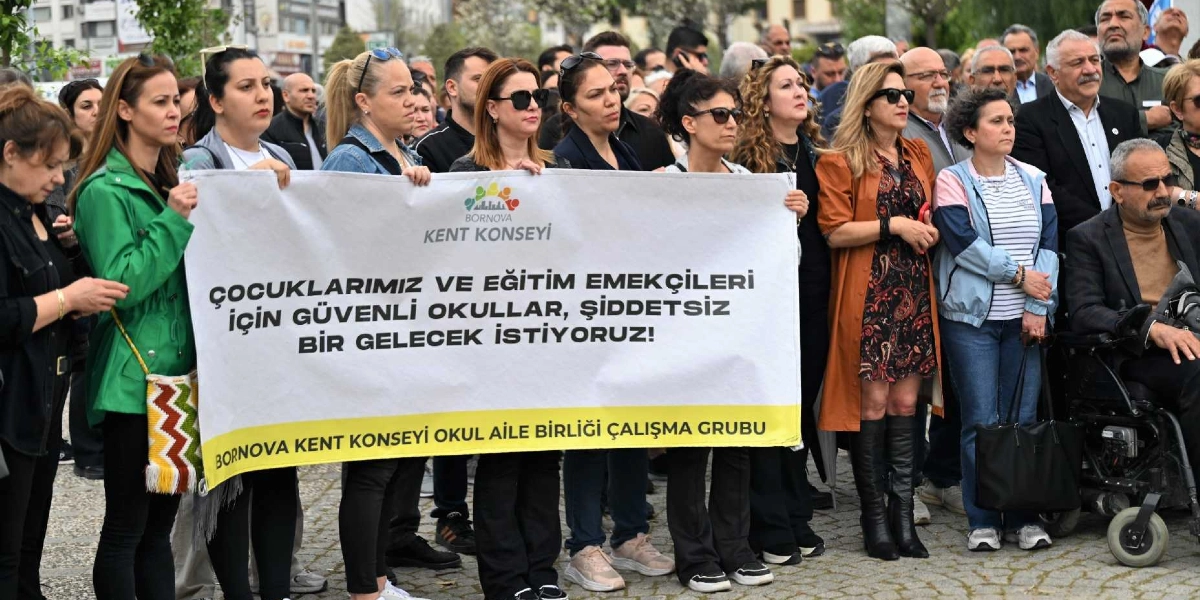 Bornova Kent Konseyi Okul Aile Birliği Çalışma Grubu üyeleri, üzerinde 
