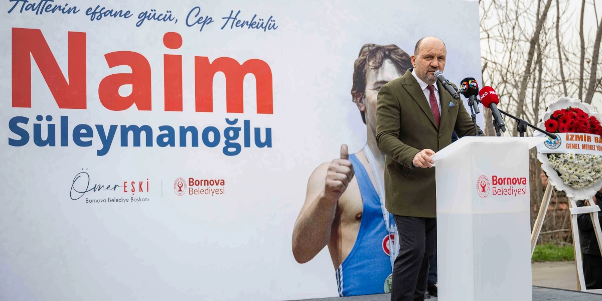 Bornova Belediye Başkanı Ömer Eşki, üzerinde Naim Süleymanoğlu'nun fotoğrafı ve 