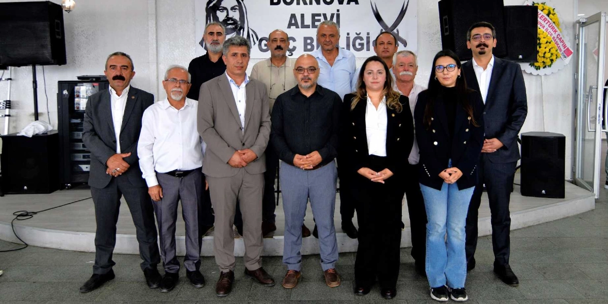 Kapalı bir mekanda, arkalarında 