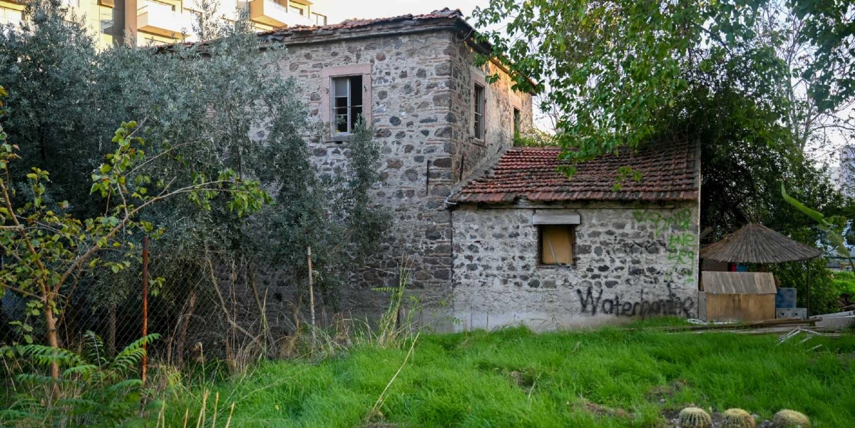 Yeşillikler içinde, kiremit çatılı, taş duvarlı eski bir yapı. İki katlı ana binanın yanında tek katlı bir eklenti bulunuyor. Binanın dış cephesinde yer yer grafiti yazıları göze çarpıyor ve çevresi ağaçlar ile çalılarla çevrili.