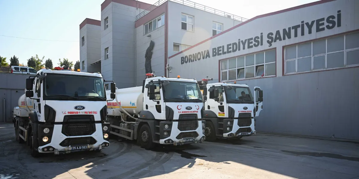 Bornova Belediyesi Şantiyesi önünde yan yana park etmiş, üzerinde T.C. Bornova Belediyesi yazılı üç adet beyaz Ford marka su tankeri kamyonu.