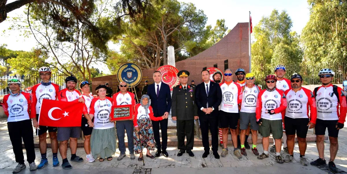 Bornova'da bir anıtın önünde, üzerinde 