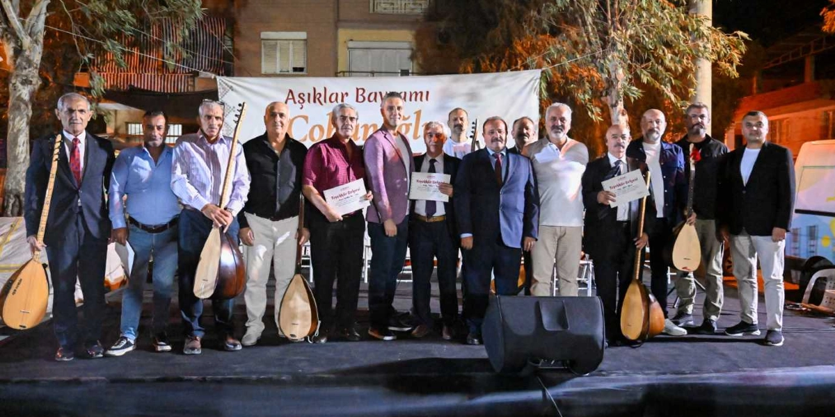 Gece vakti açık havada kurulan bir sahnede, üzerinde 