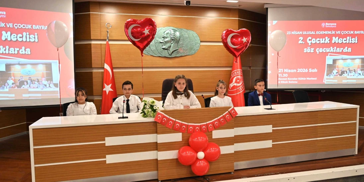Bornova Belediyesi Nevzat Kavalar Kültür Merkezi'nde düzenlenen 23 Nisan Ulusal Egemenlik ve Çocuk Bayramı 2. Çocuk Meclisi toplantısında, kürsüde yan yana oturan beş çocuk temsilci yer alıyor. Çocukların arkasındaki duvarda Atatürk kabartması, iki yanında Türk bayrakları ve kalp şeklinde kırmızı balonlar bulunuyor. Salonun her iki yanında yer alan dev ekranlarda 