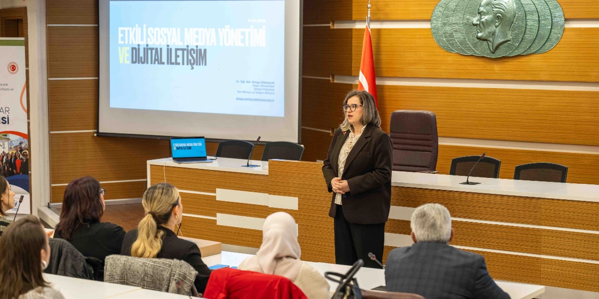Dr. Öğr. Üyesi Simge Gökbayrak, bir toplantı salonunda katılımcılara 