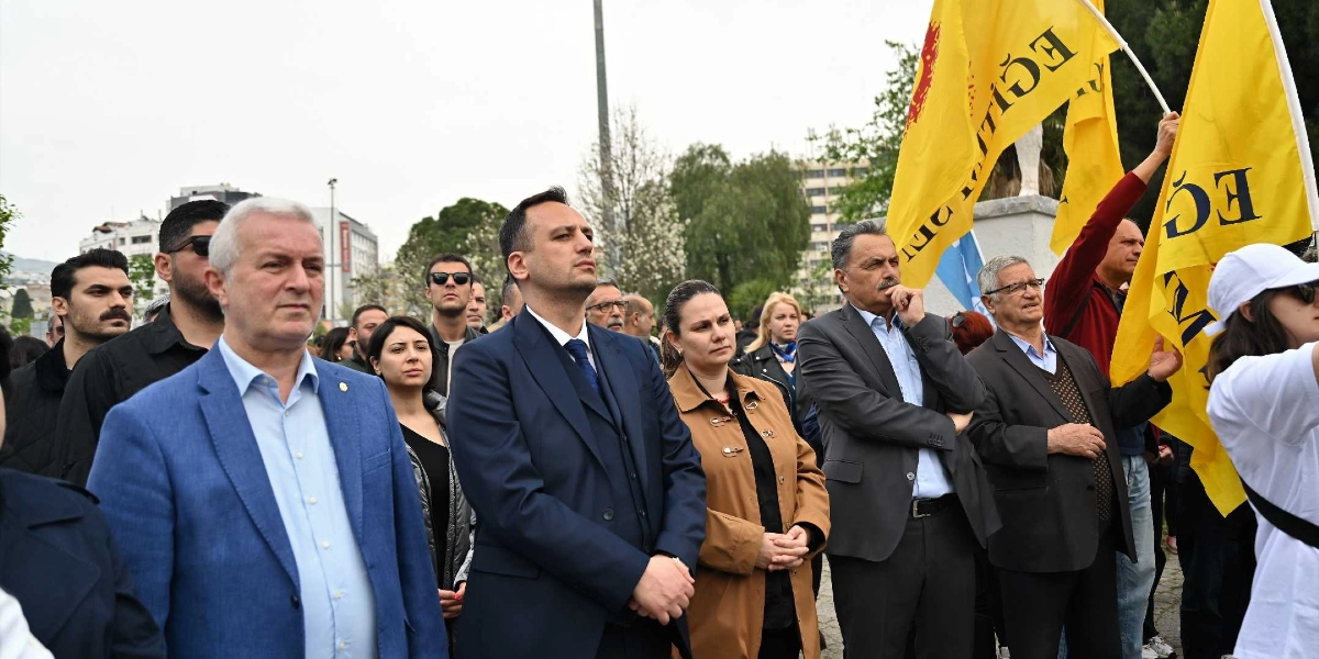 Açık havada düzenlenen bir protesto eyleminde, üzerinde 
