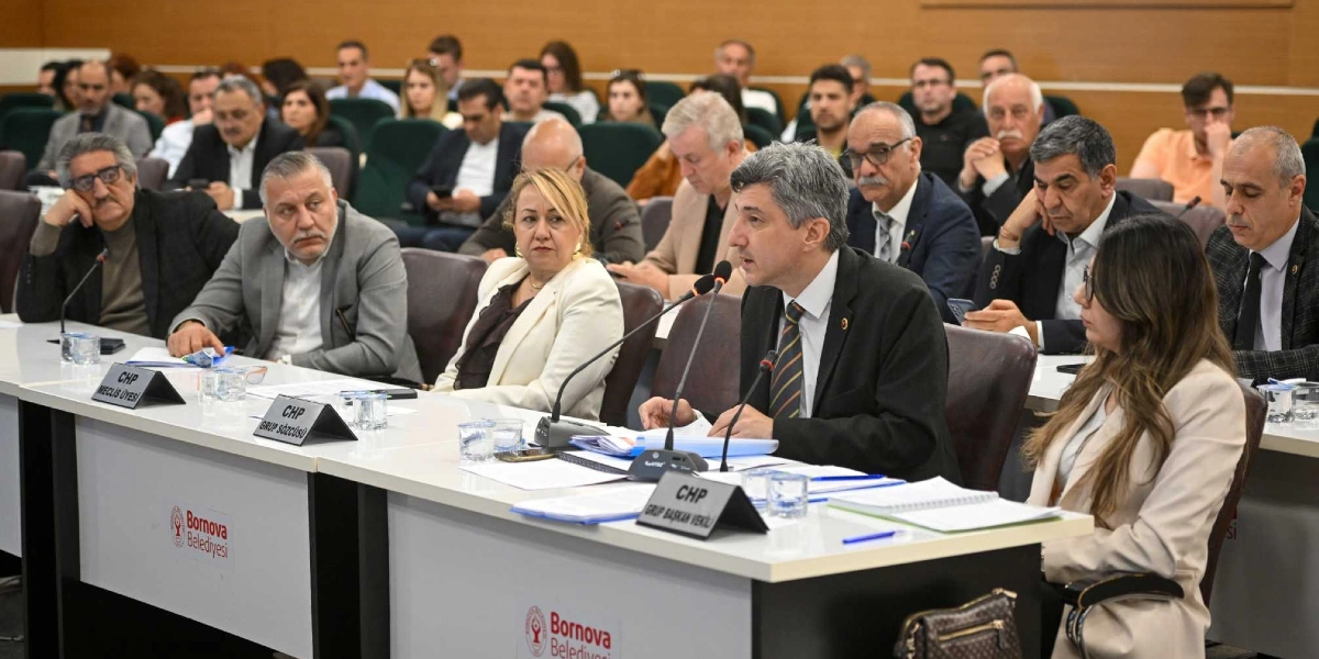 Bornova Belediyesi meclis toplantısında, ön sırada oturan ve üzerinde 