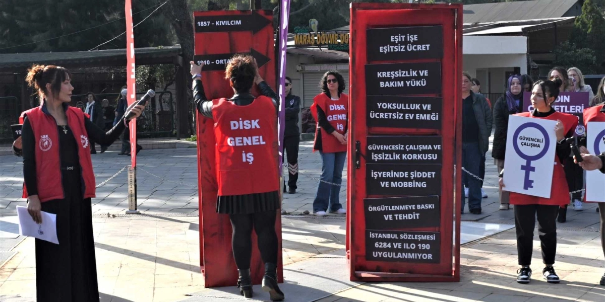 DİSK Genel-İş sendikası üyelerinin katıldığı bir açık hava eyleminde, üzerinde 