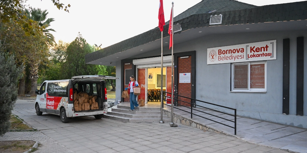 Bornova Belediyesi Kent Lokantası binasının önünde, üzerinde 