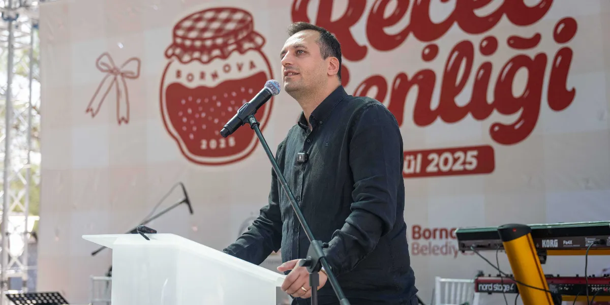 Siyah gömlekli bir erkek, üzerinde 